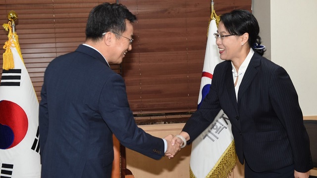 AMRO Director meeting with DPM Dr Kim Dong-Yeon