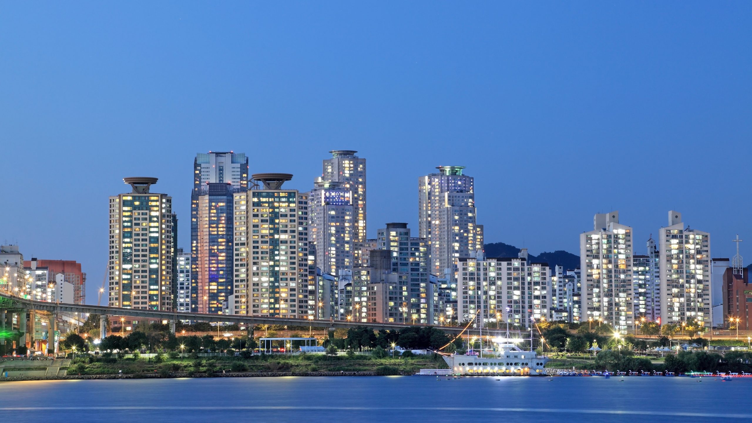 Apartments along Han River