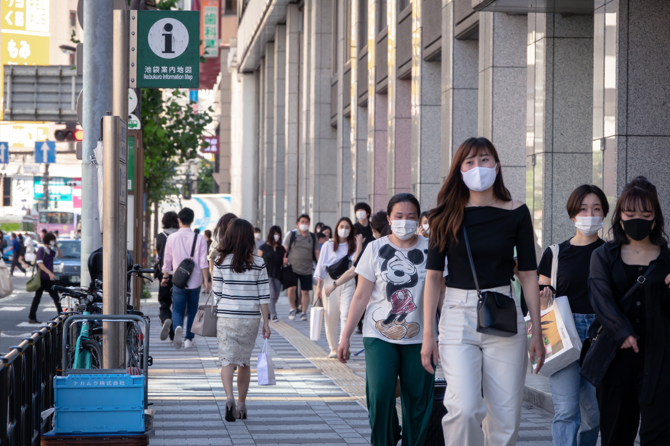 Сколько человек проживает в японии. Токио ковид. Япония люди на улице Токио. Люди на улицах Токио. Токио коронавирус.