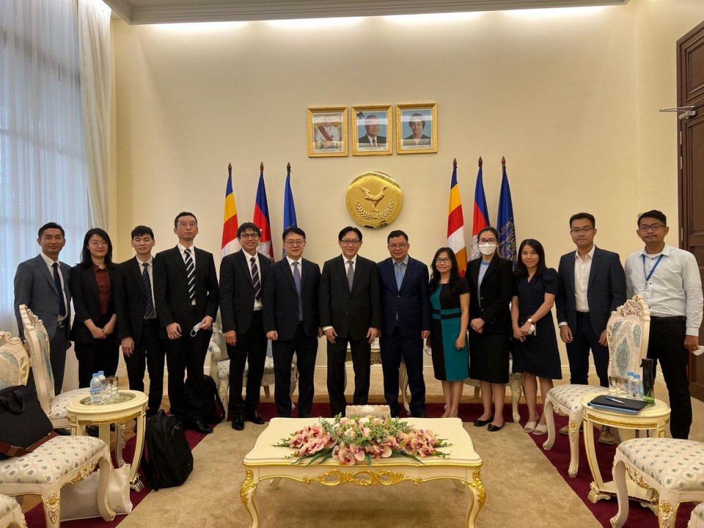 group photo with MEF_pic 1