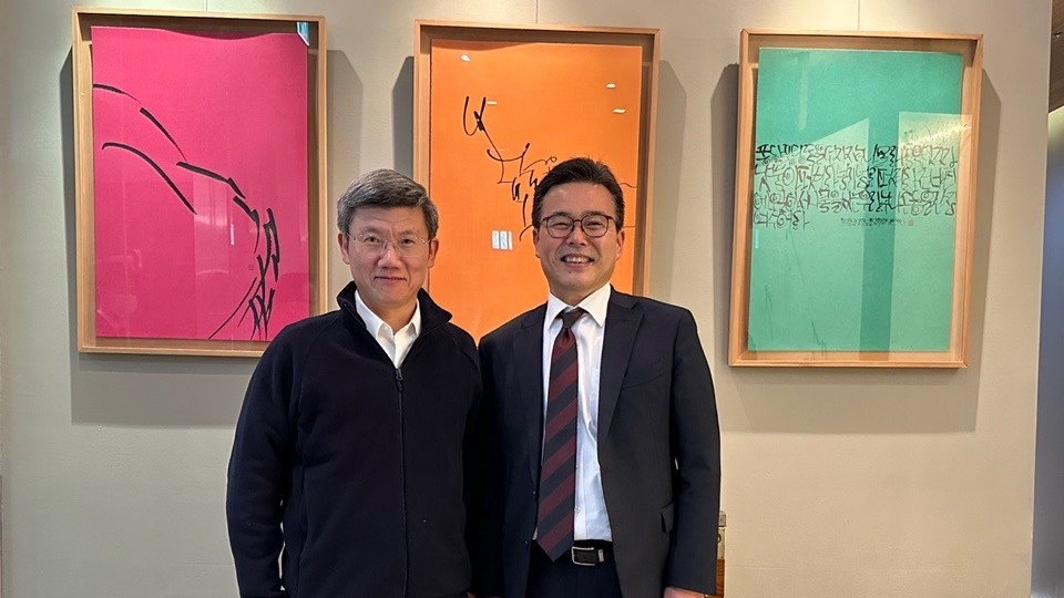 Kouqing LI, Director, AMRO; Mr. Seongwook KIM, Deputy Minister for International Affairs, Korea Ministry of Economy and Finance